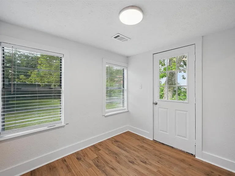 908 E Houston St — Photo 1