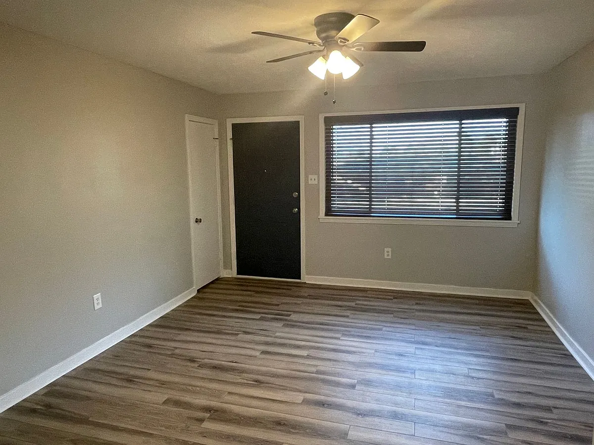 Building Photo - 2117 Upper Dr