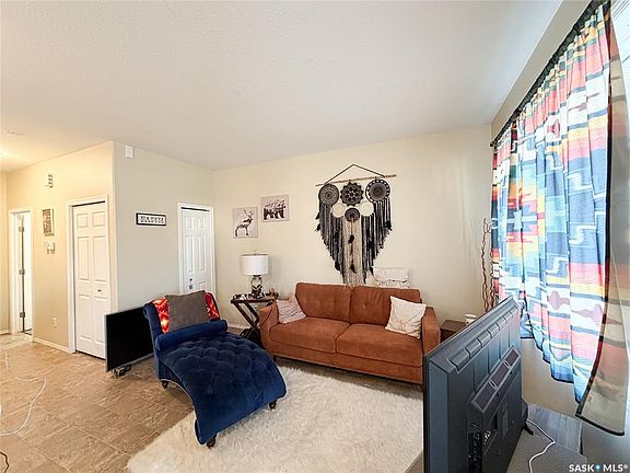 4th image of 215 2nd STREET W