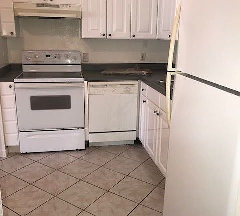 4th image of 142 SW 47th Ter APT B2