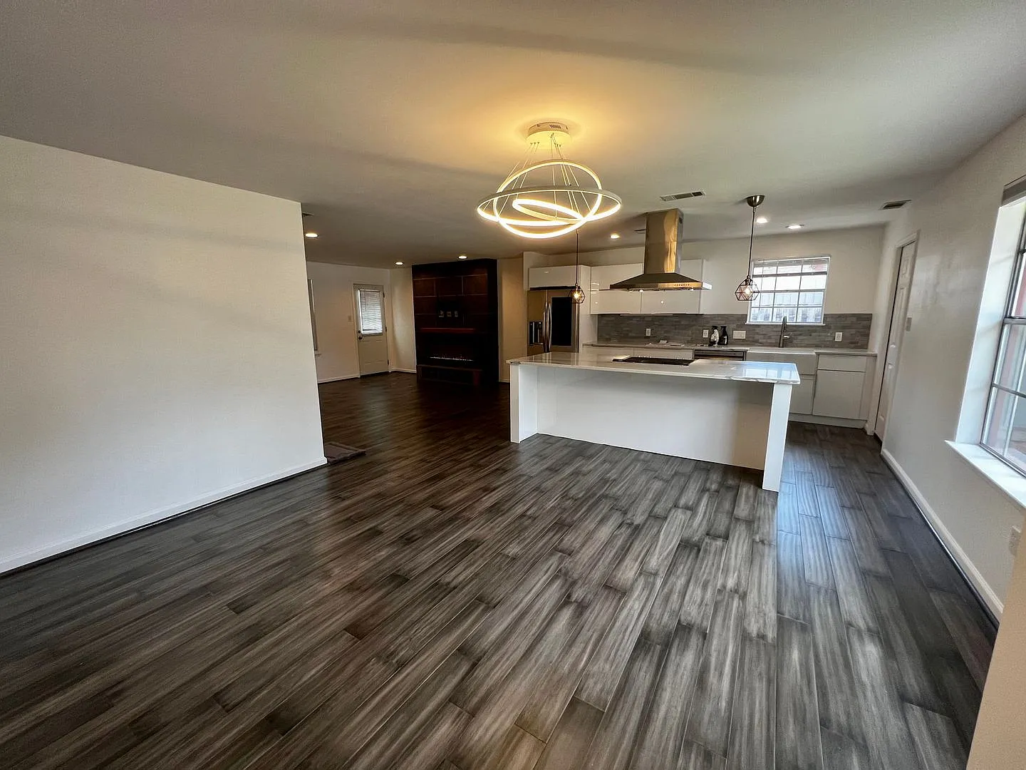 3 bedroom 2 bath home located in Sea Gate Subdivision — Photo 2