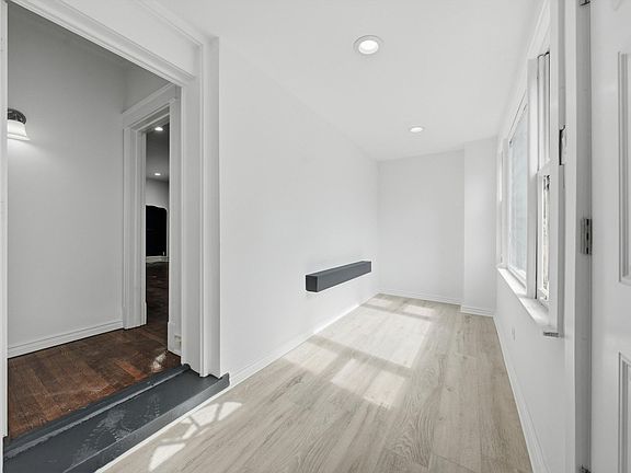 4th image of 710 E 92nd Pl