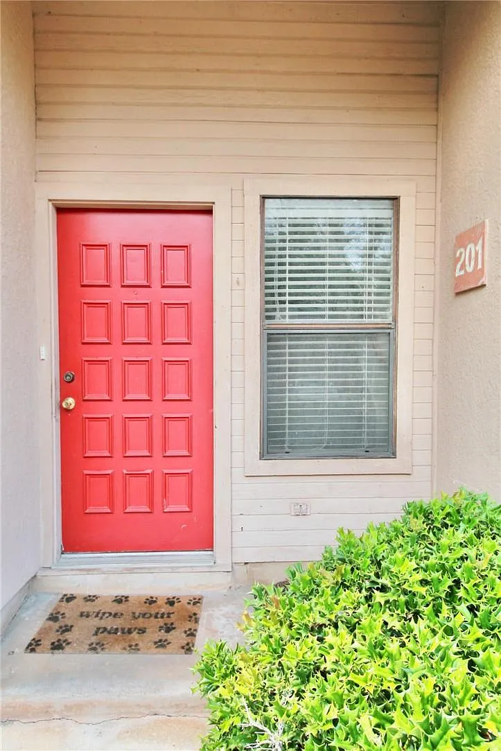 2 bed, 1.5 bath, 1136 sqft, $1,400 — Photo 1