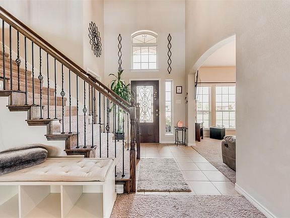 4th image of 916 Harmony Cir