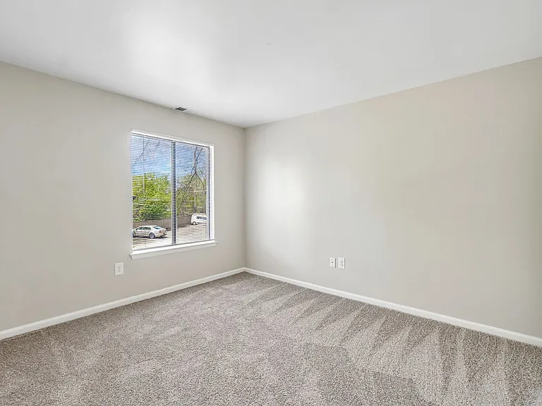 Pointe West Apartments — Photo 23