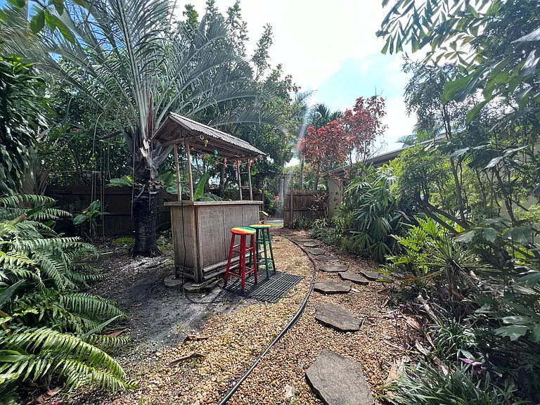 1008 NE 16th Pl — Photo 2
