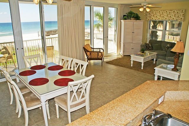 Open kitchen, dining & family room