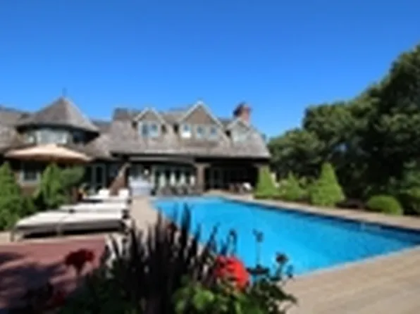 https://photos.zillowstatic.com/fp/8f8c5eb28193dbd00327ee0084c07965-p_e.webp