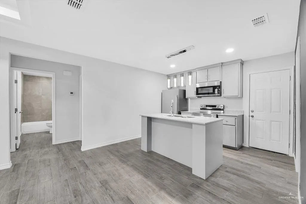 3 bed, 2.0 bath, 1075 sqft, $1,200 — Photo 4