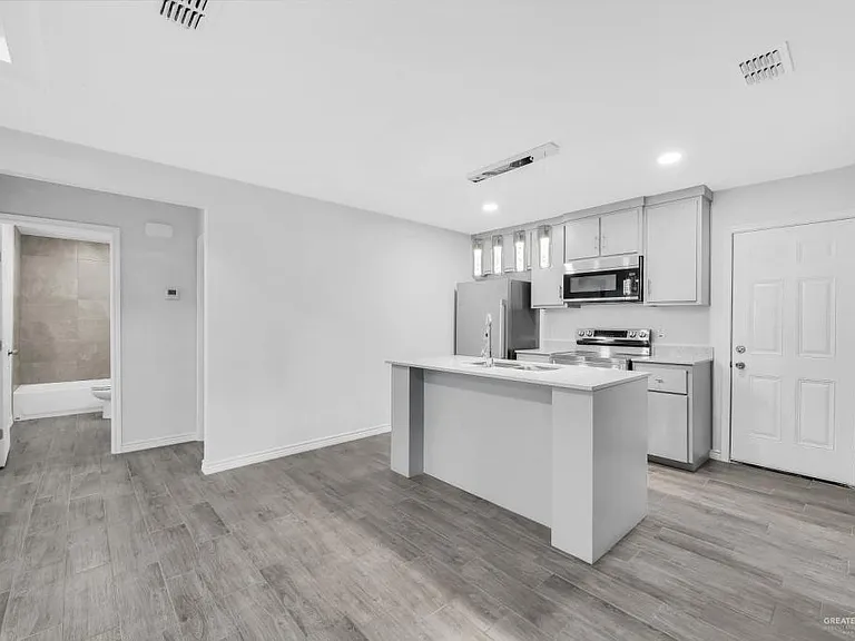 1001 W Sunset Valley St #2 — Photo 4