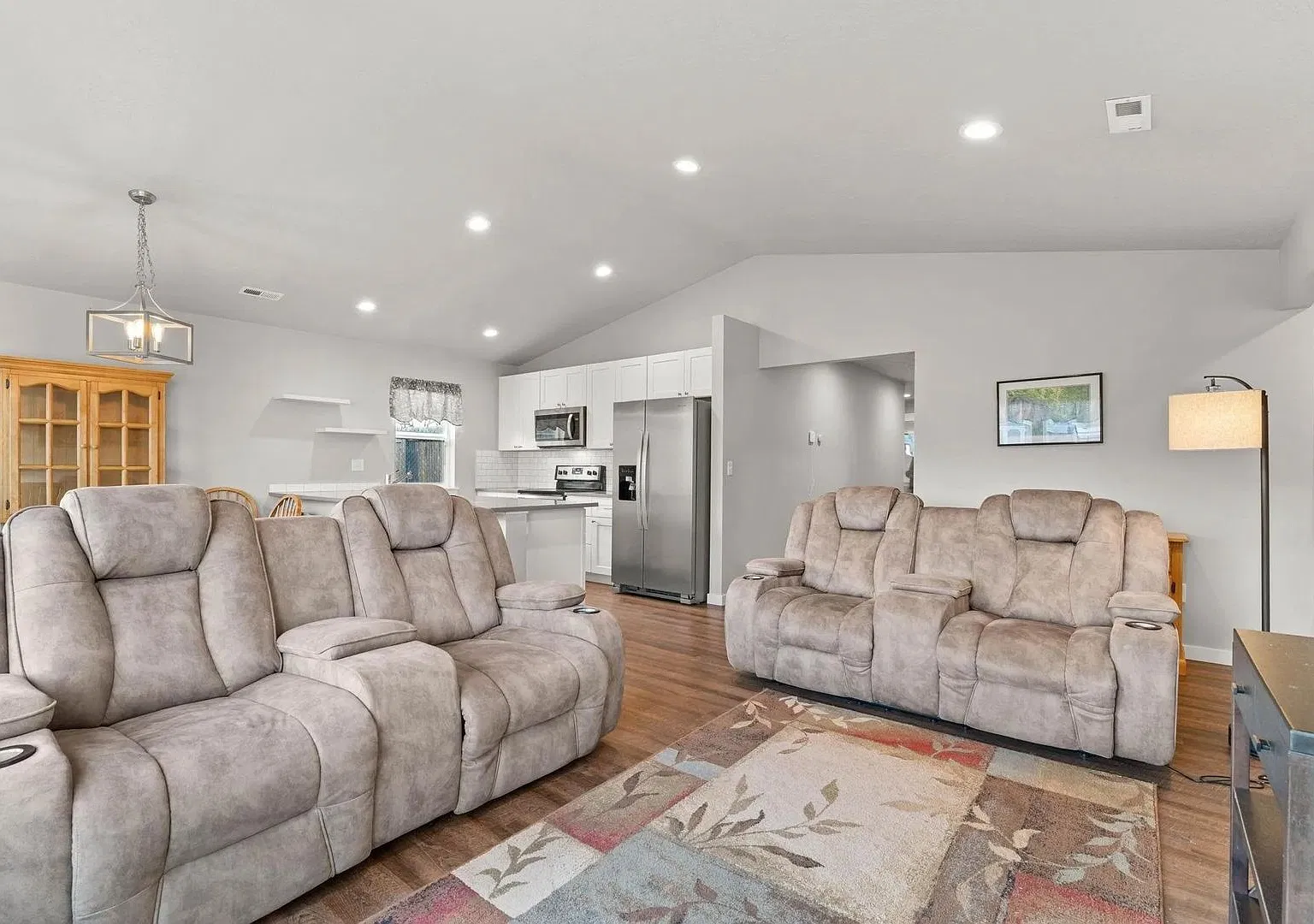 419-421 S Barker St — Photo 3