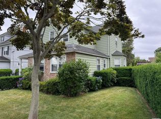 17 S Grand St, Westbury, NY 11590