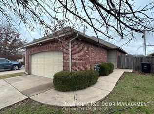 917 SW 35th St, Moore, OK 73160