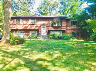 62 Forest Glen Rd, Valley Cottage, NY 10989