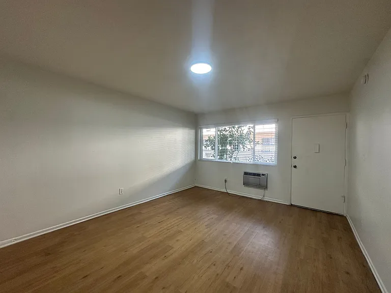 2666 Ellendale Pl — Photo 4