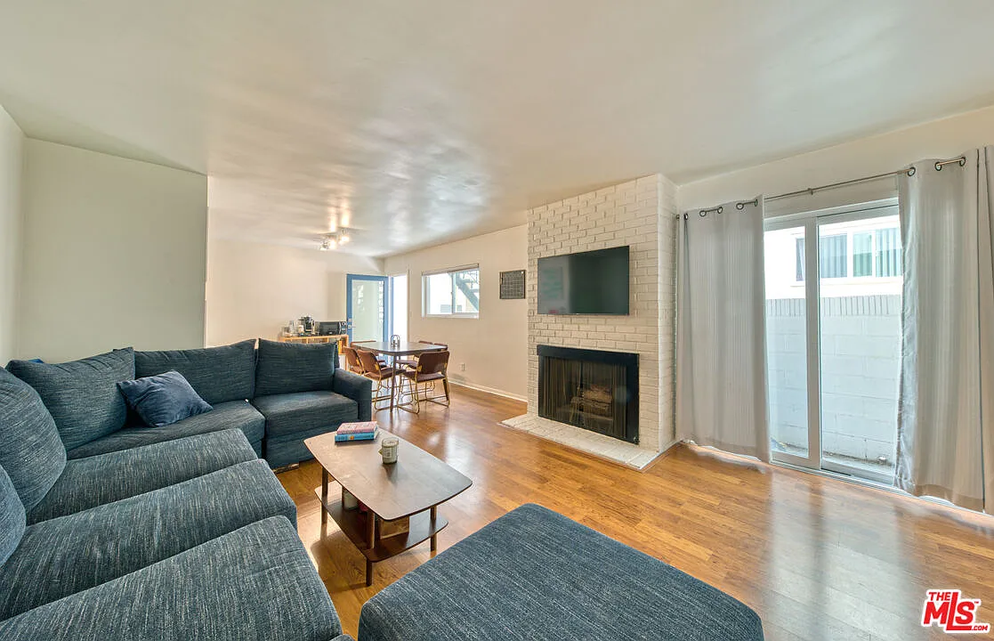 3 bed, 2.0 bath, 1063 sqft, $4,500 — Photo 3