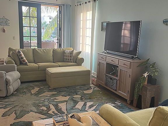 4th image of 712 W Venice Ave