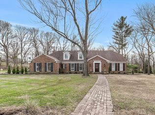 1070 Cabin Club Dr, Saint Louis, MO 63124