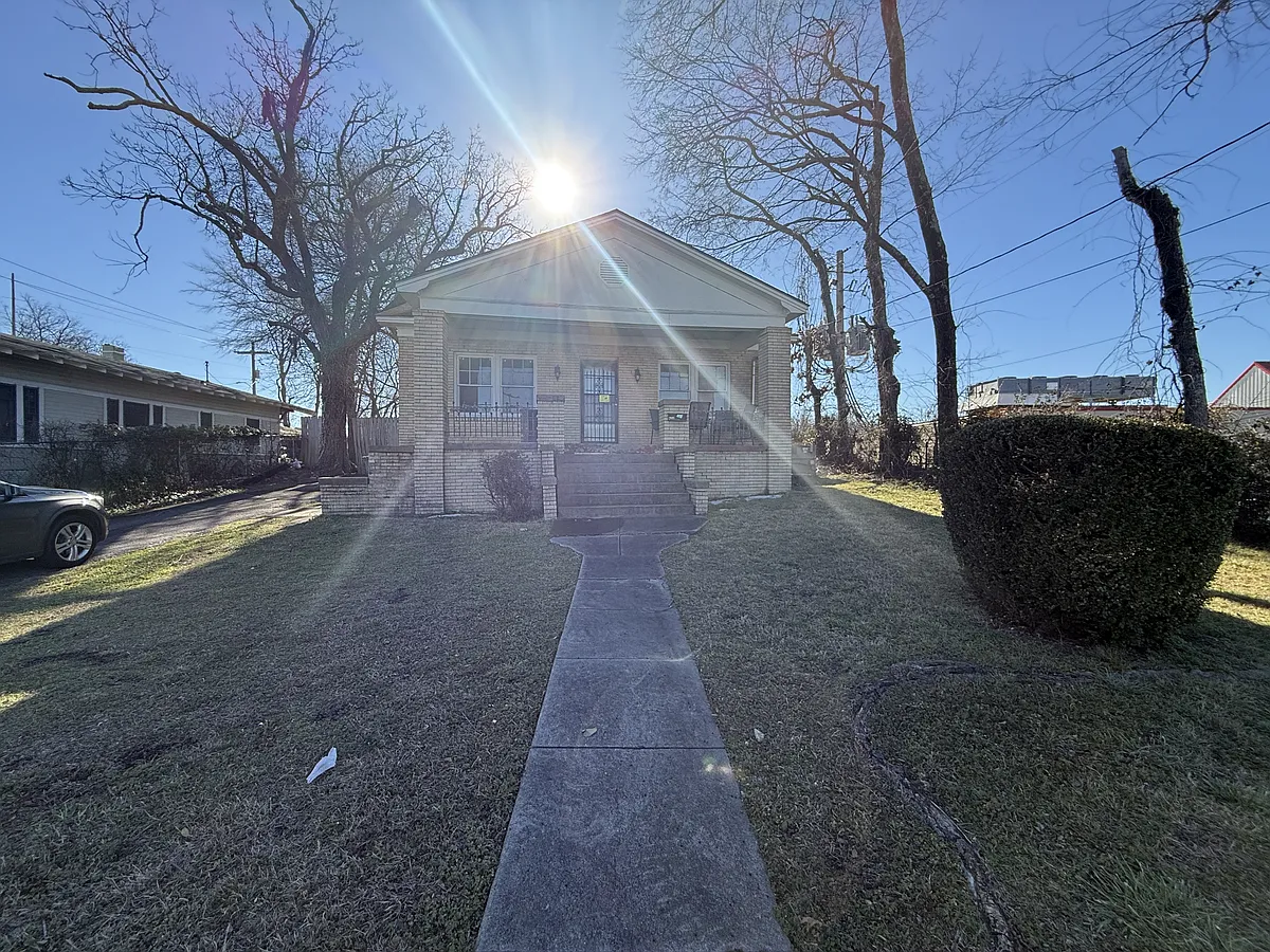 Building Photo - 834 Malvern Ave