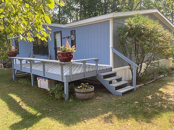 8' x 18' deck w/seating 