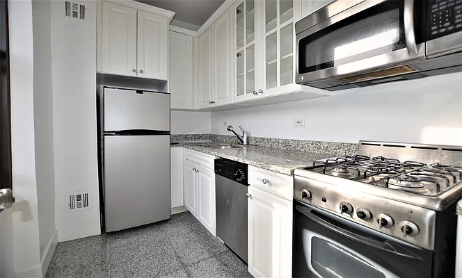 Rented by Manhattan Realty Group | media 6