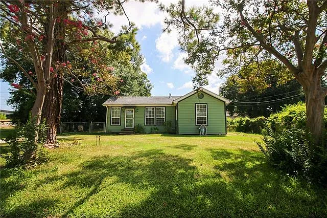 3 bed, 2.0 bath, 1413 sqft, $2,100 — Photo 2