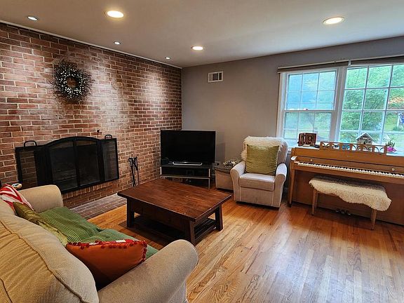 4th image of 9429 Curran Rd