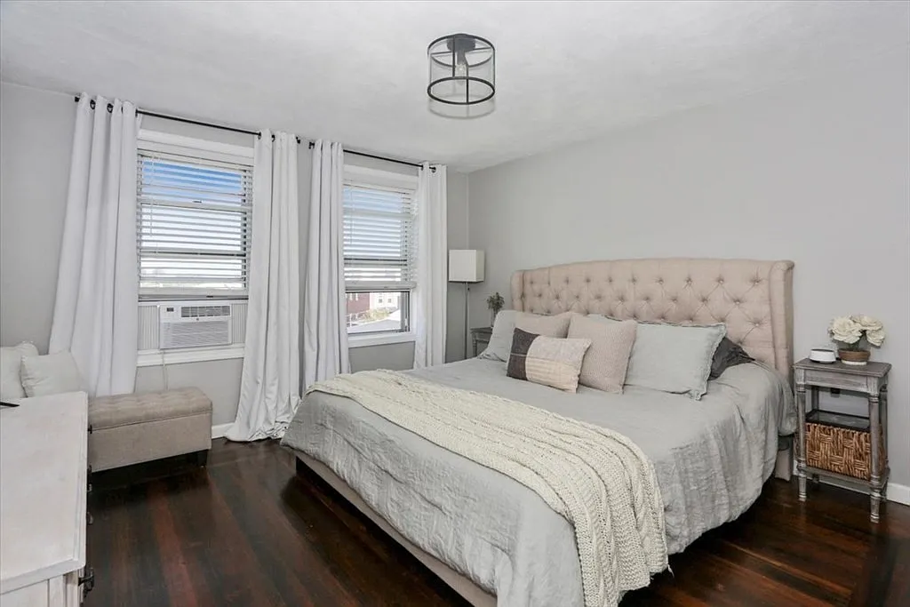 3 bed, 1.0 bath, 1400 sqft, $3,300 — Photo 4