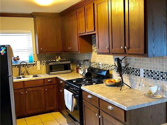 3rd image of 209 W Phillips Ct