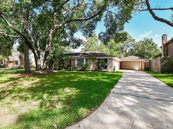 3rd image of 5815 Pinewood Springs Dr