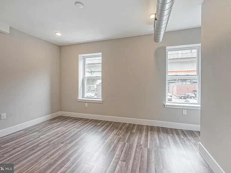 1070 N Front St #A — Photo 15