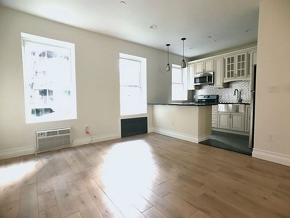3rd image of 320 E 30th St #2
