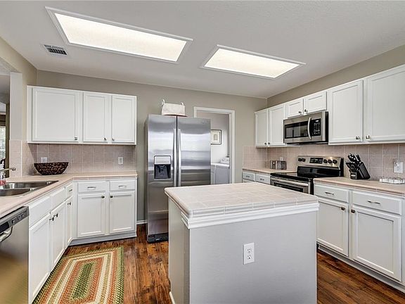5th image of 308 Sunny Brooke Dr
