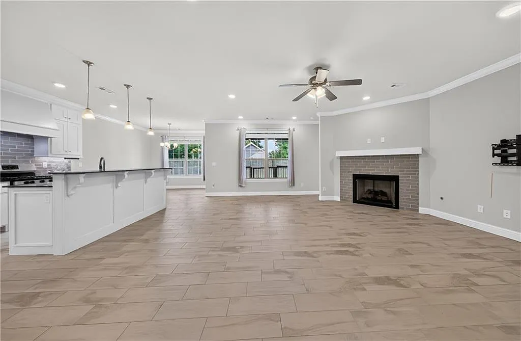 4 bed, 1915 sqft, $2,095 — Photo 4