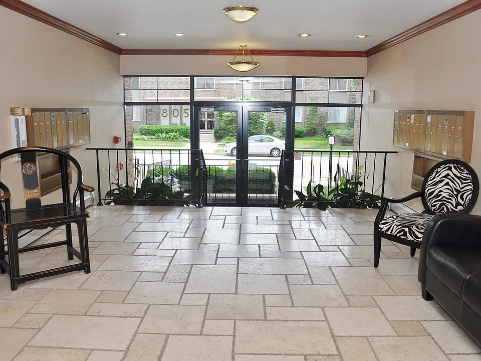 800 E Henry Clay St #207