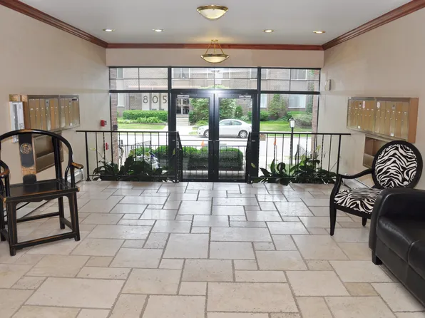 800 E Henry Clay St #302, Milwaukee, WI 53217