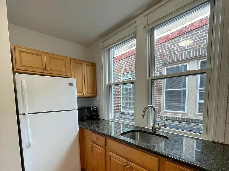 641 Bainbridge St #B — Photo 7