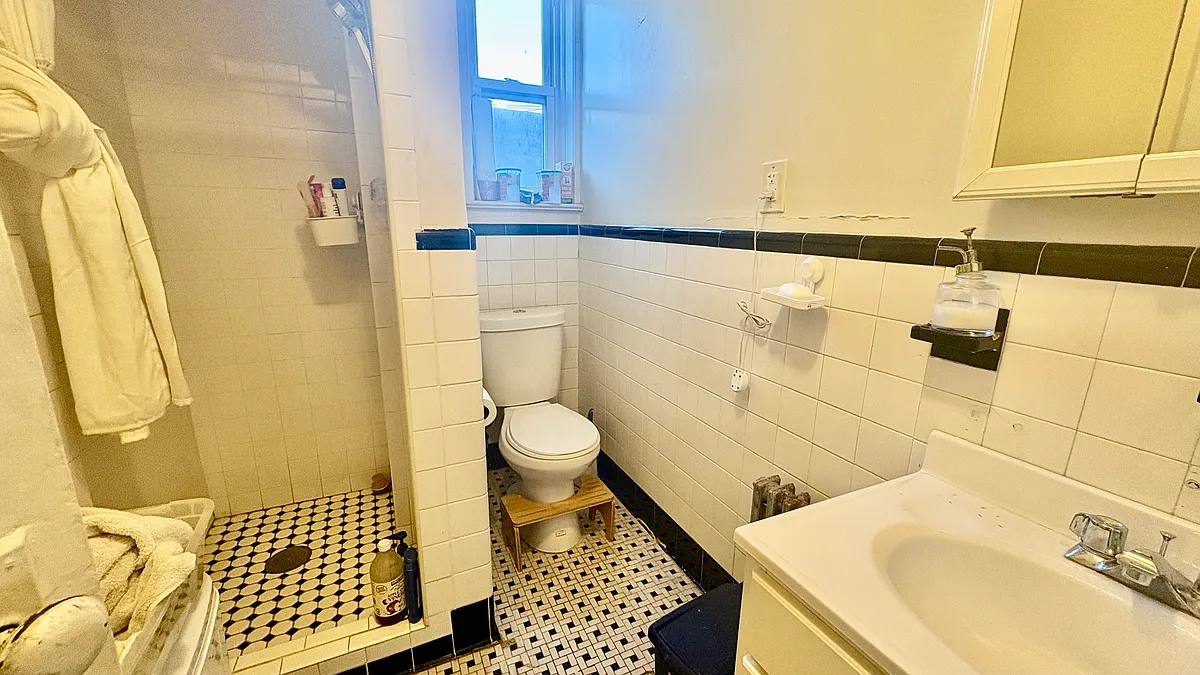 Building Photo - 302 N 3rd St #8