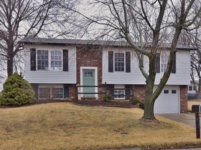 330 Saint Anthony Dr, Godfrey, IL, 62035