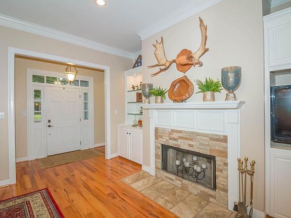 4th image of 409 Kilbourne Cir