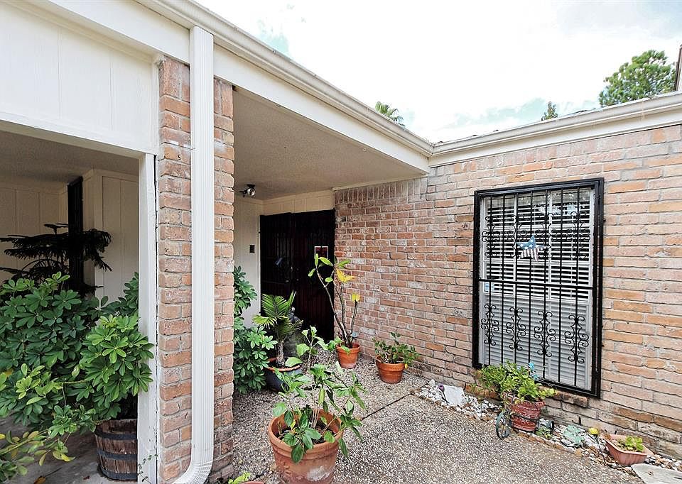 1st image of 5924 Arncliffe Dr