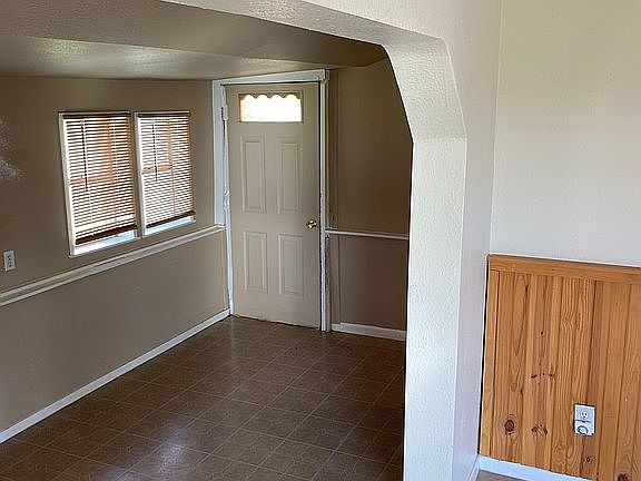 2nd image of 386 Oakridge Ln