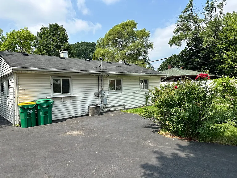 129 E Dennis Rd — Photo 2