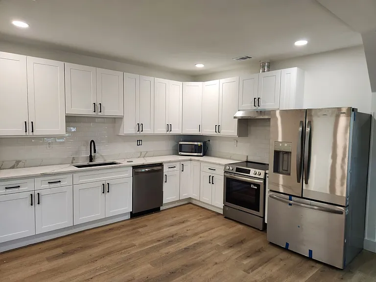 422 W 42nd St — Photo 15