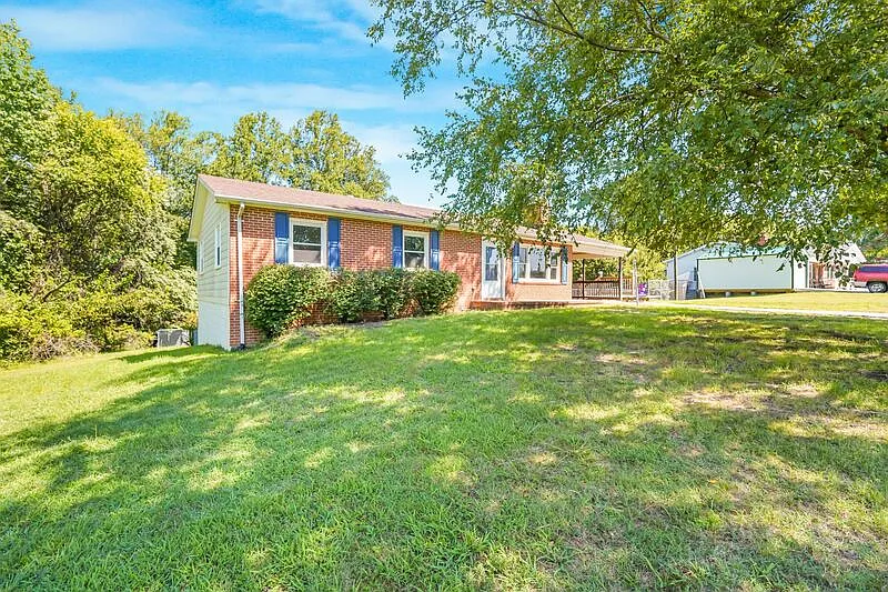 3 bed, 3.0 bath, 2464 sqft, $2,650 — Photo 3