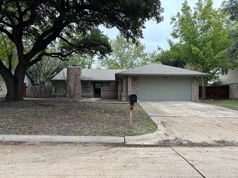 2514 Livingston Ln — Photo 1