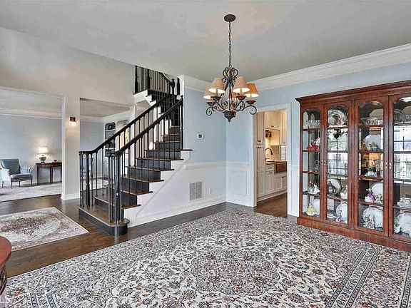 4th image of 719 Avalon Way