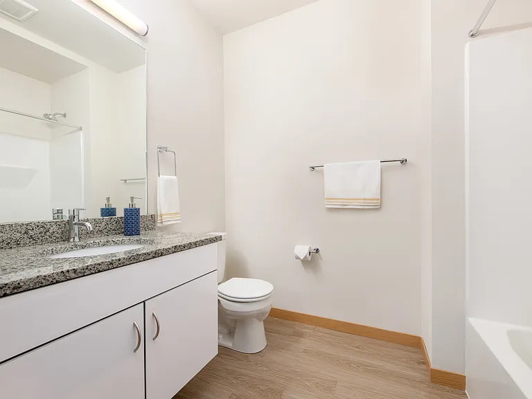Traveler Studio - 405 SF