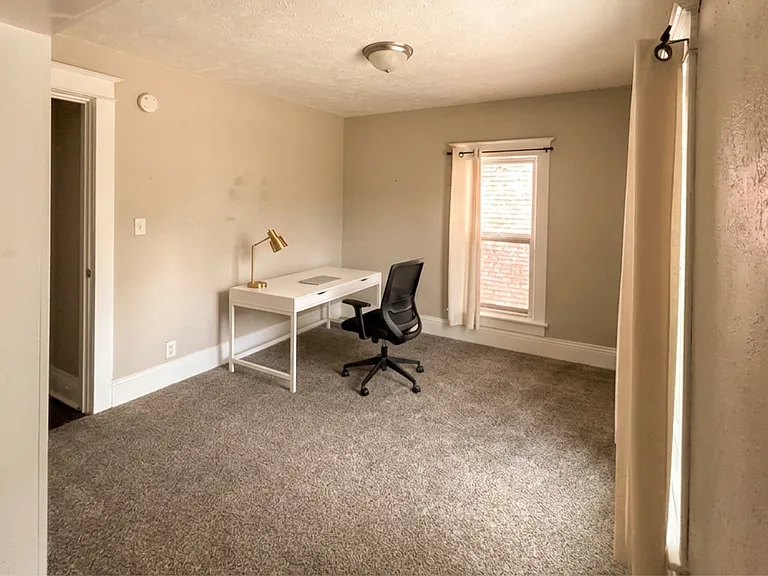 Office/bedroom (2/5)