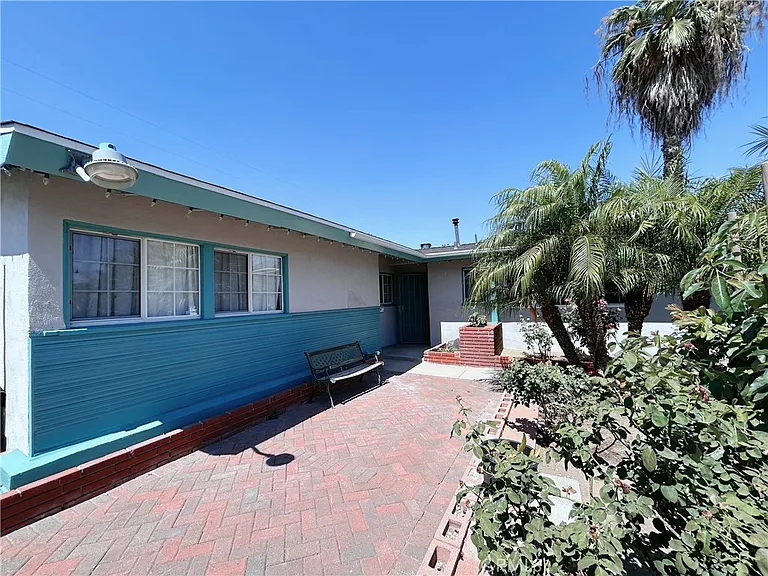 911 E La Verne Ave #1 — Photo 2